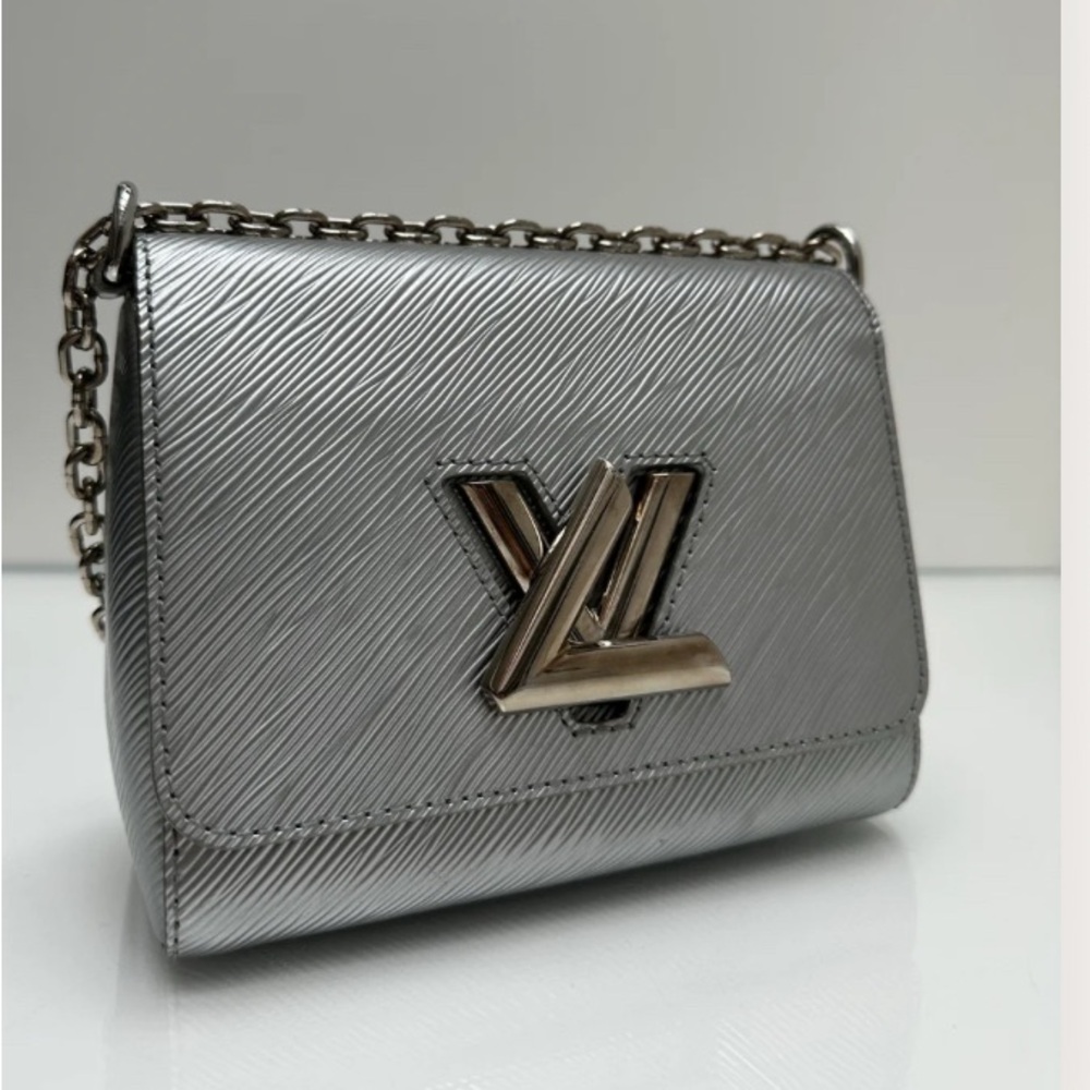 Louis Vuitton Silver Epi Twistlock MM Crossbody with Textured Design. Beautiful